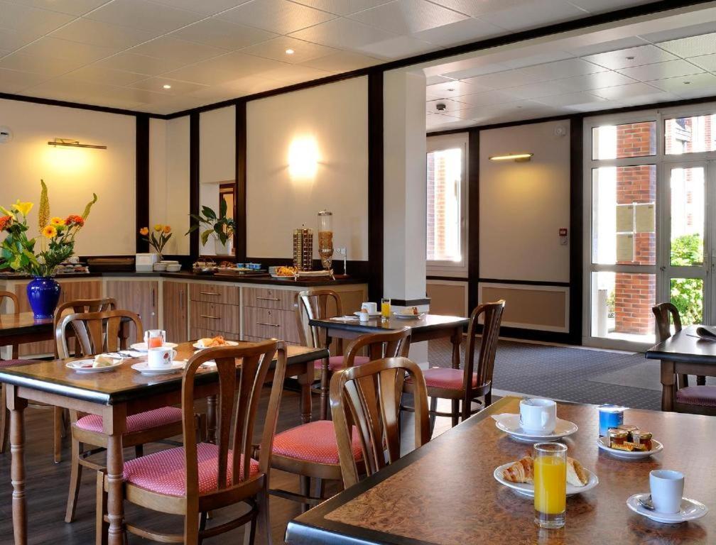 Logis Hotel Restaurant Du Labrador Saint-Benoît-sur-Loire Exteriör bild