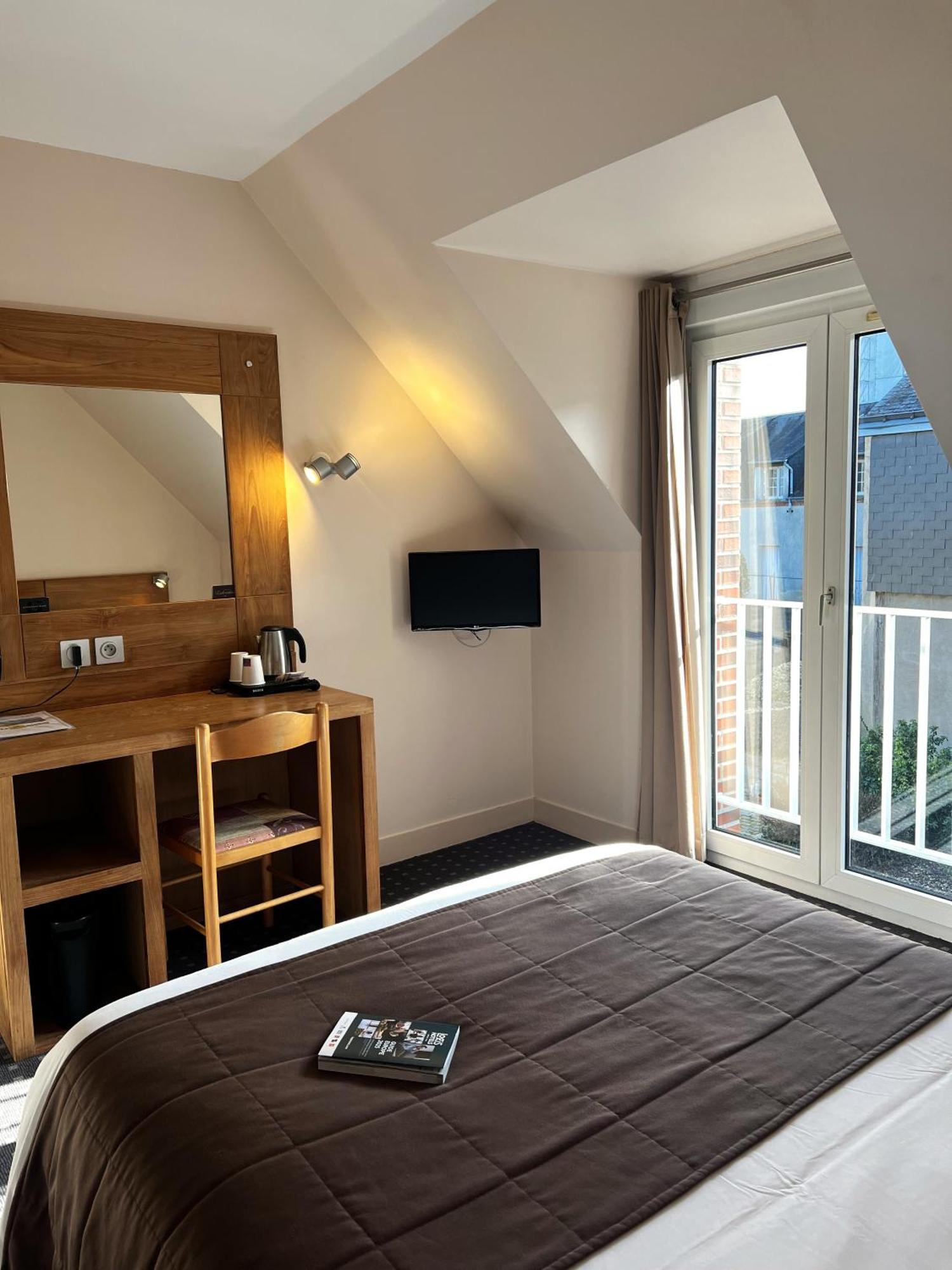 Logis Hotel Restaurant Du Labrador Saint-Benoît-sur-Loire Exteriör bild