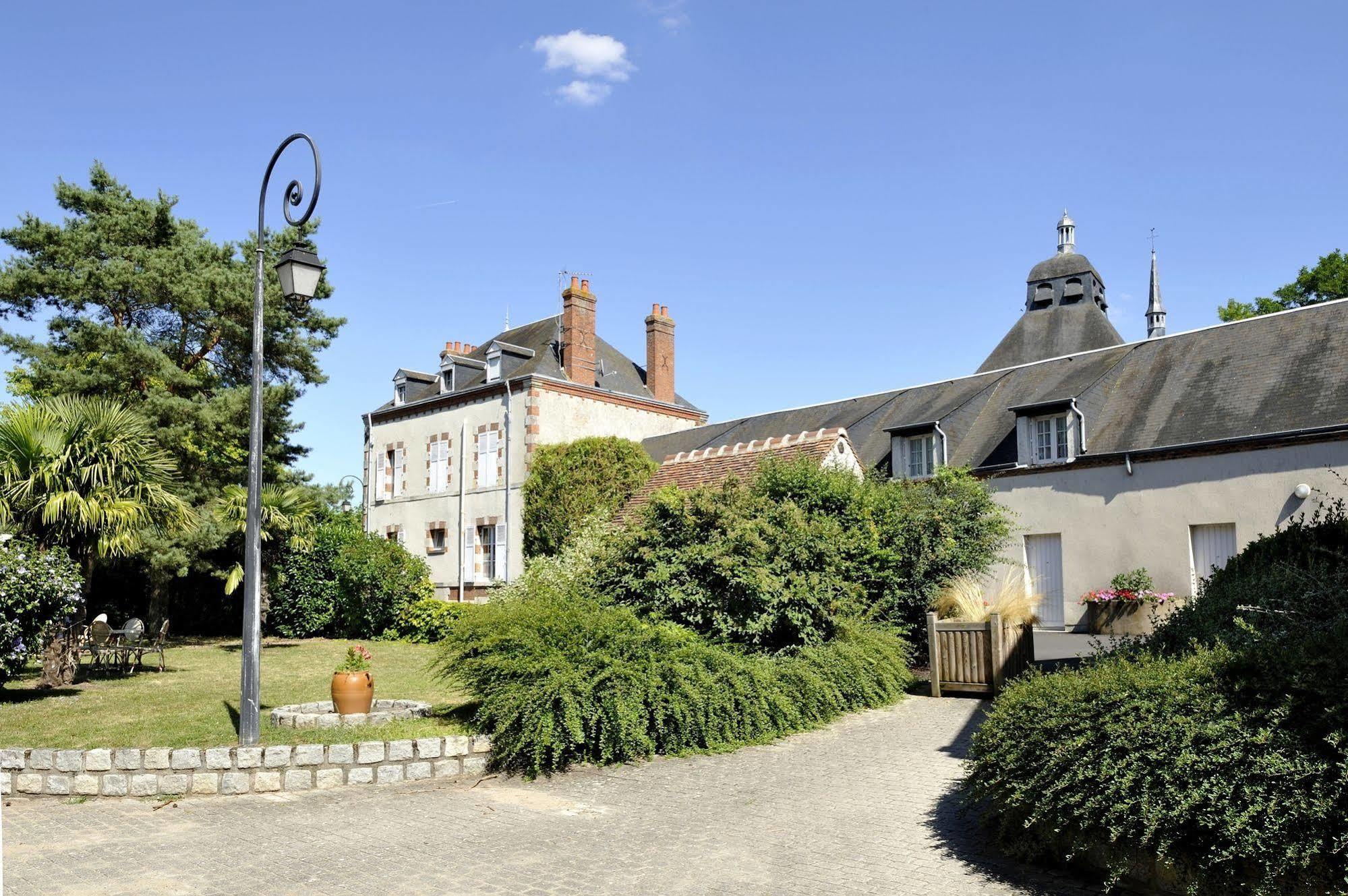 Logis Hotel Restaurant Du Labrador Saint-Benoît-sur-Loire Exteriör bild