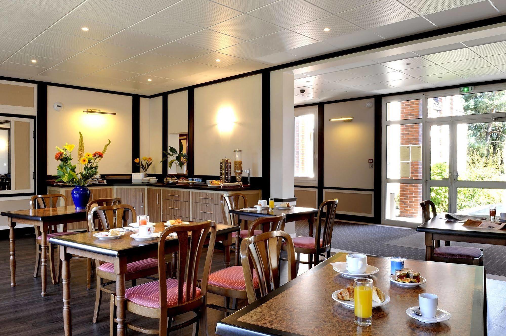 Logis Hotel Restaurant Du Labrador Saint-Benoît-sur-Loire Exteriör bild